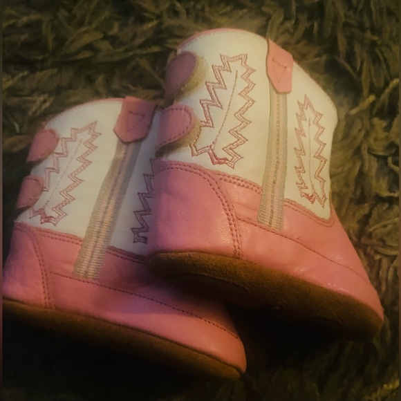 Infant Old West cowgirl boots soft sided size 1
Pink/white
Velcro back - Picture 2 of 5